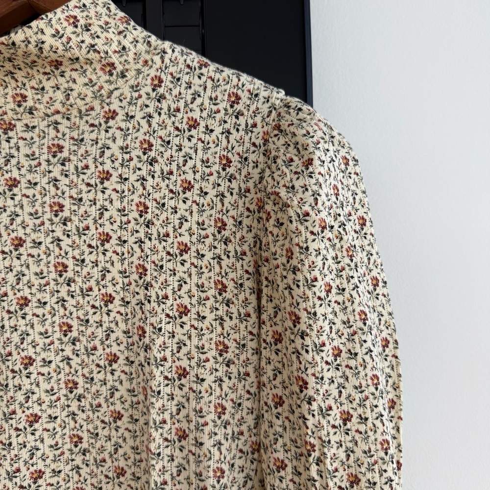 Doen Ashby Turtleneck in Cream Floral - Picture 3 of 9